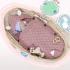 Un bébé dormant dans un du nid d'ange bébé rose placé dans un panier