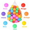 Filet suspendu rempli de balles à piscine multicolores avec les noms des couleurs indiqués