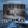 Babyphone vidéo mettant en avant la fonction de vision nocturne avec un enfant endormi dans une chambre sombre, visible sur l'écran de l'appareil.