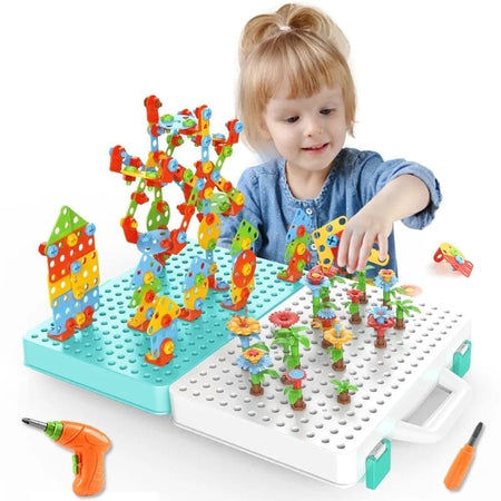 Jeune fille jouant avec une malette de construction KiddyCase, créant un jardin et une maisonnette avec une visseuse électrique pour enfants