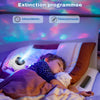 Astronaute projecteur dans le lit d'un petit garçon endormi, éclairant sa chambre