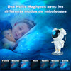 Astronaute projecteur éclairant la chambre d'un petit garçon endormi dans son lit