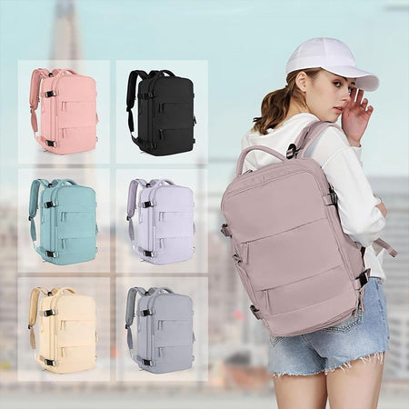 Une femme portant le sac à dos de voyage, et à côté d'elle 6 sacs de différentes couleurs, rose, noir, bleu, violet, beige et gris. 