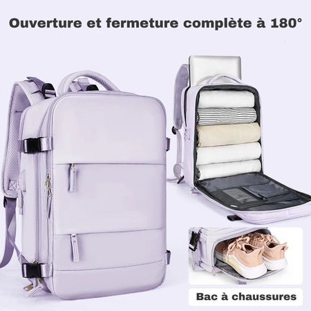 Sac à dos de voyage violet ouvert avec des vêtements dans le sac et un bac à chaussures