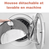 Main insérant une housse grise détachable de balancelle bébé dans une machine à laver.